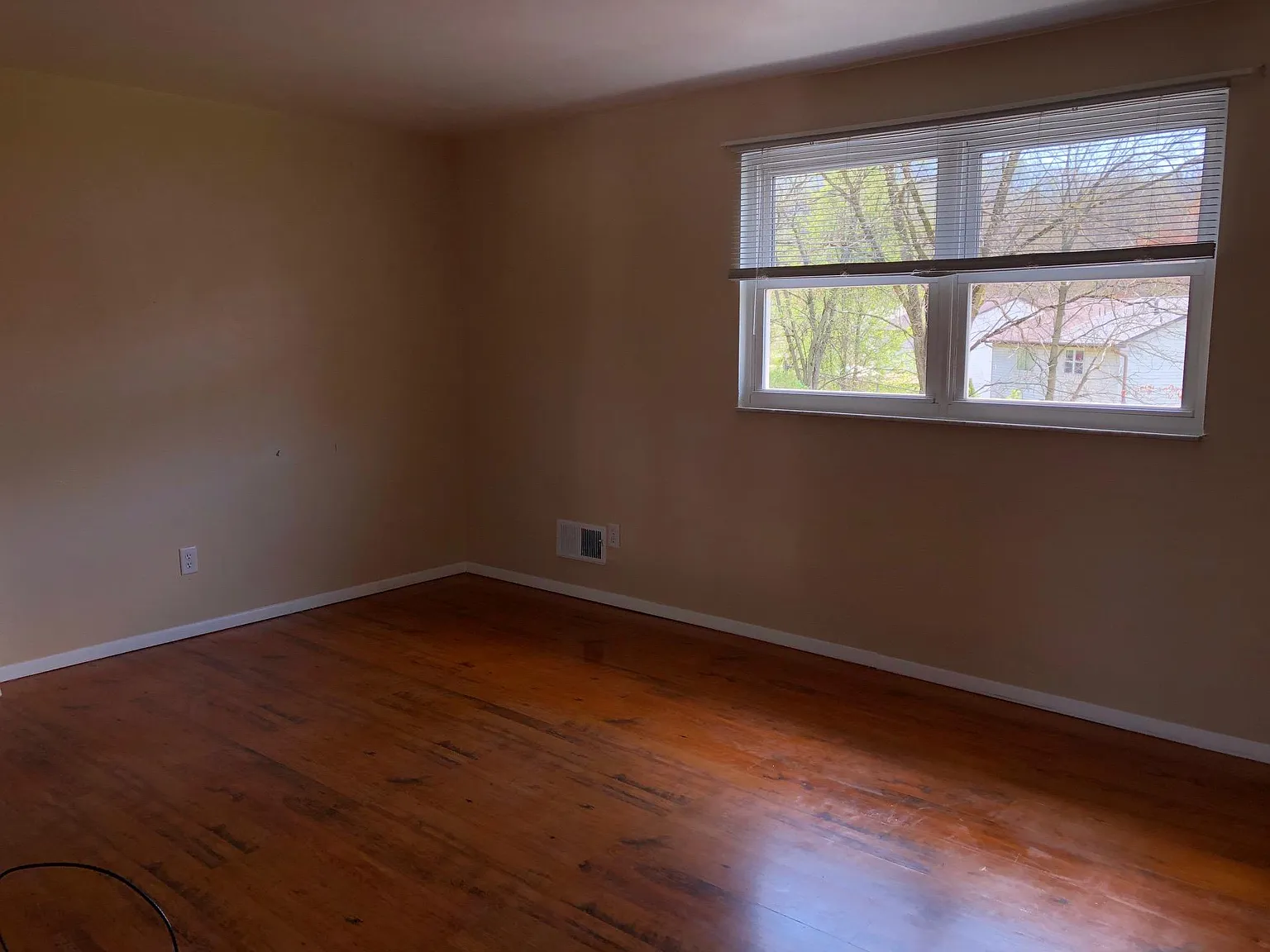 3 bed, 1200 sqft, $1,275 — Photo 4