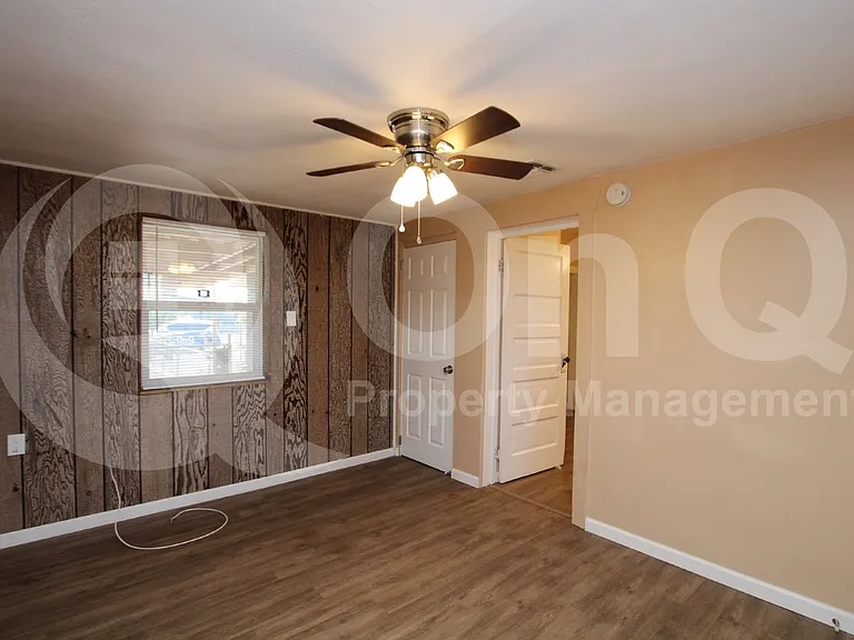 300 W 9th St — Photo 24