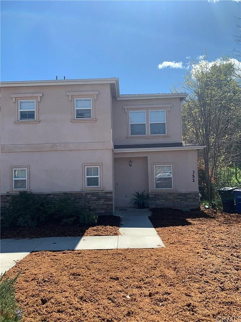 3 bed, 2.5 bath, 2104 sqft, $3,000 — Photo 1