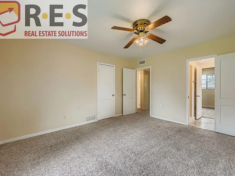 884 Troy St — Photo 14