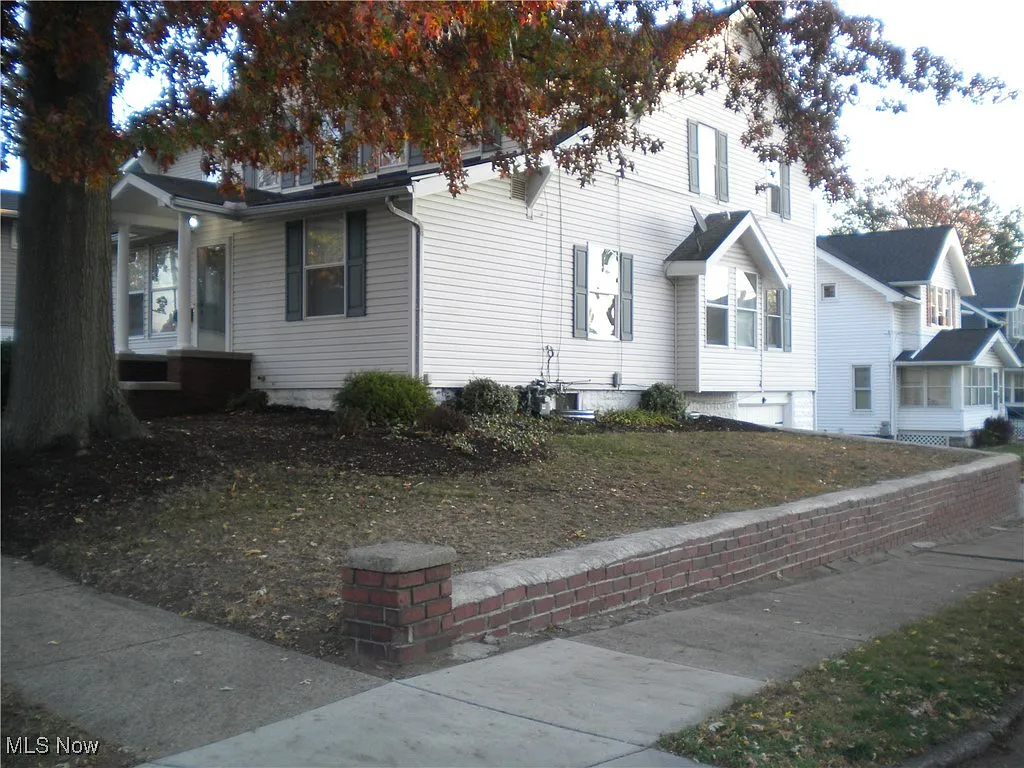 571 Parkview Ave photo 1