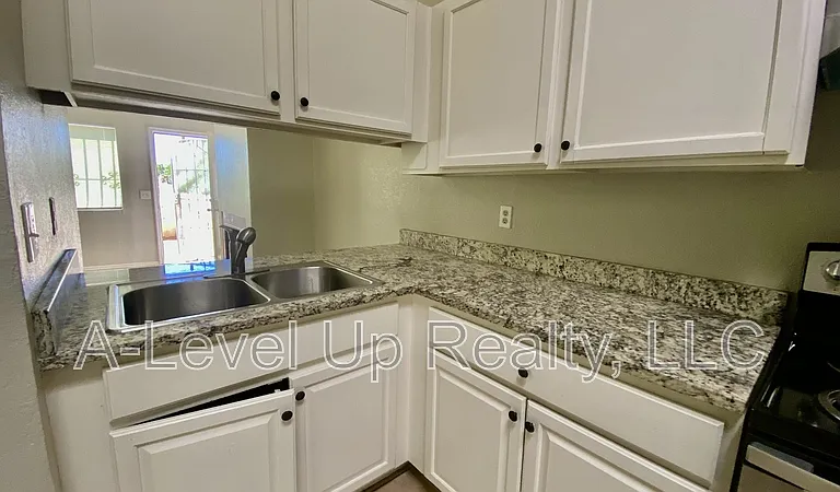 403 E Thoroughbred St — Photo 27