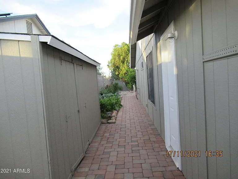 2324 W Highland Ct — Photo 26