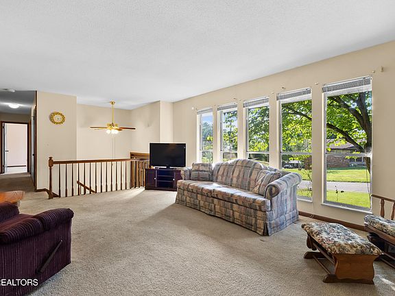 4th image of 936 Devon Cir
