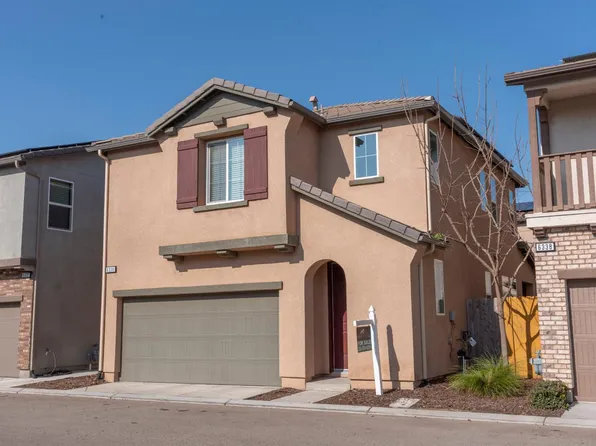 6330 E Creek View Ln, Fresno, CA 93727