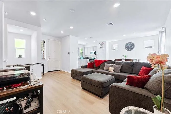 16 Ivey Ln — Photo 8