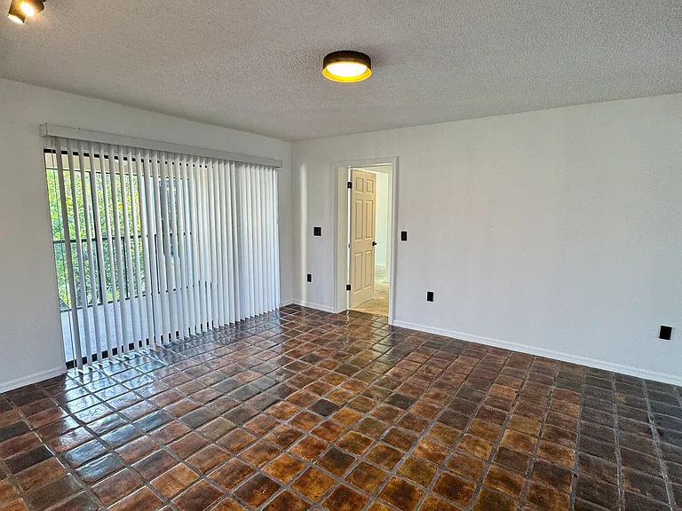 2462 Kingfisher Ln #J203 — Photo 4