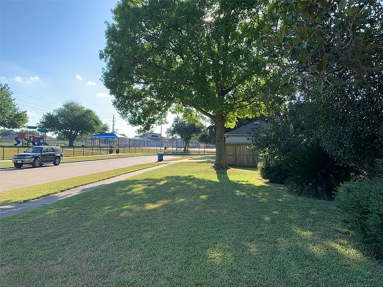 15526 Rio Plaza Dr — Photo 32