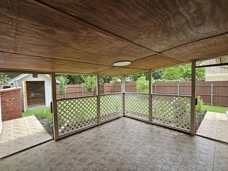2621 Lemmontree Ln — Photo 16