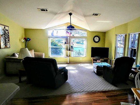 3rd image of 816 Bishop Dr