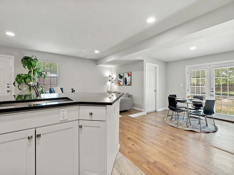 1312 E 52nd St #B — Photo 6