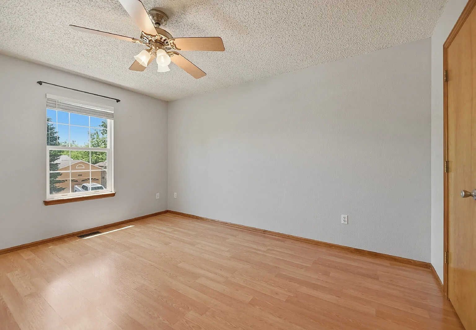 4 bed, 2.0 bath, 1456 sqft, $2,891 — Photo 4