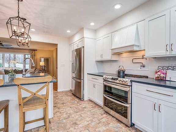 4th image of 42 Norfolk Dr