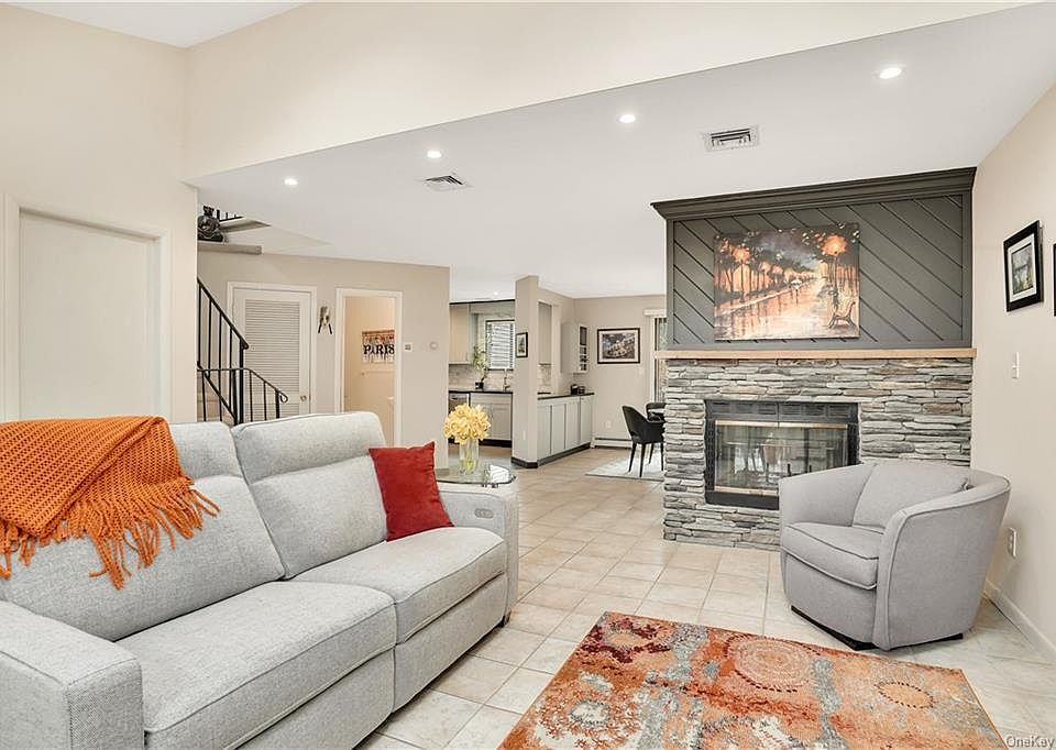 1st image of 511 Barberry Ln