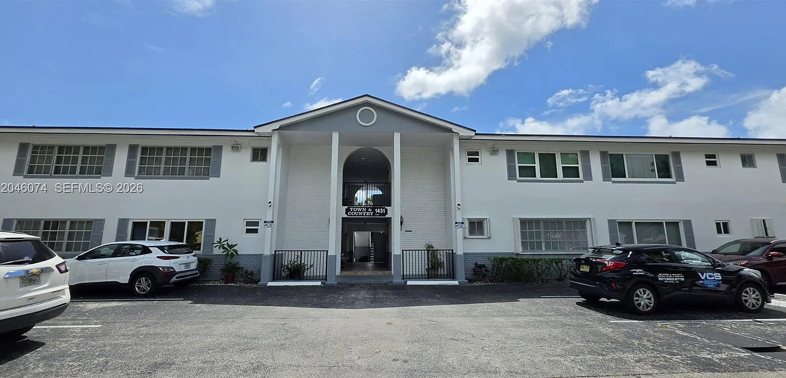 Town & Country Apts Condo — Photo 2