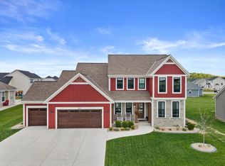 1311 Whalen Dr, Oconomowoc, WI 53066