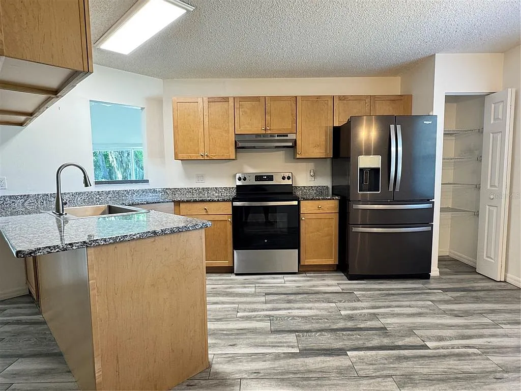 3 bed, 2.0 bath, 1369 sqft, $1,850 — Photo 3