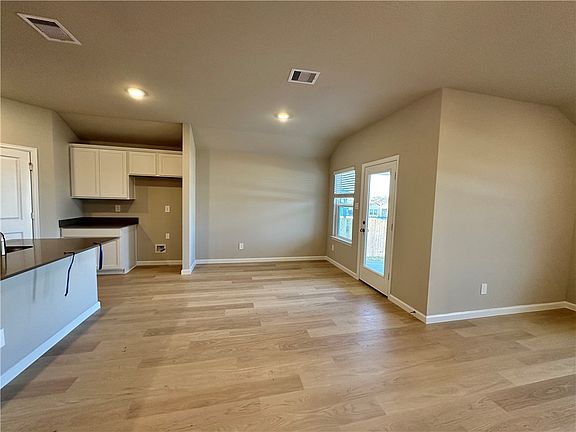 4th image of 1722 San Jacinto Dr