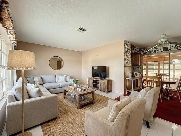 4th image of 310 SE Calmoso Dr