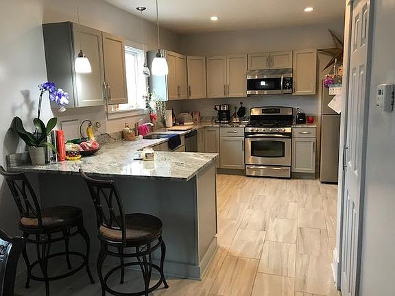 2nd image of 2035 Quail St