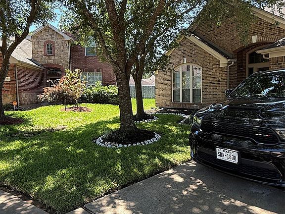 3rd image of 7418 Lakesage Ln