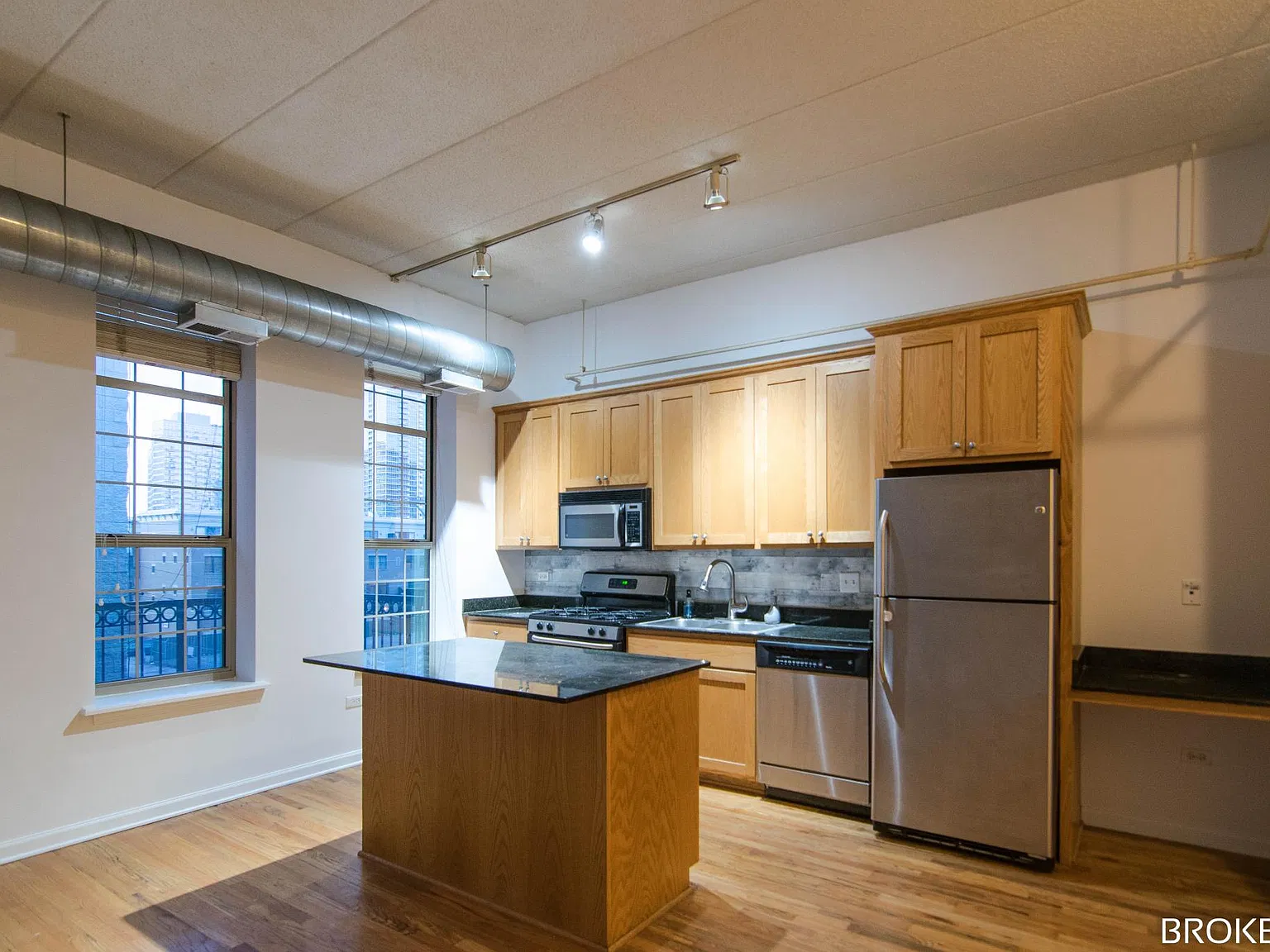 1 bed, 1.5 bath, 800 sqft, $2,400 — Photo 3