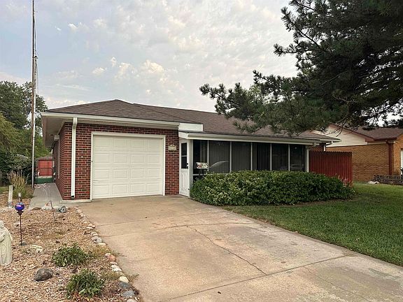 2nd image of 1212 Macarthur Rd