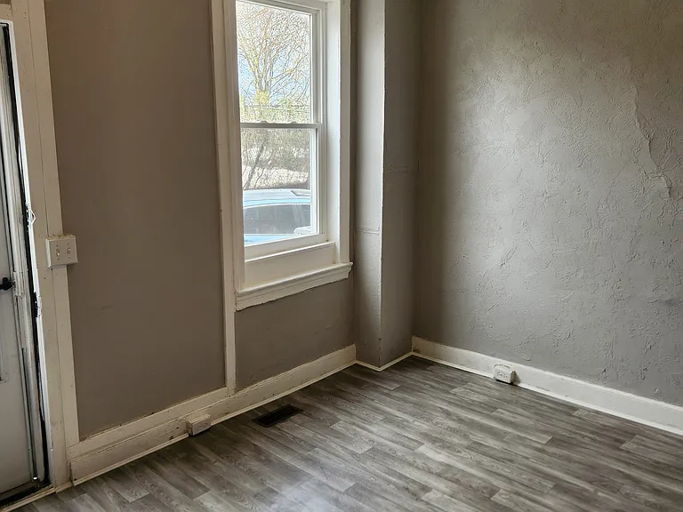 320 Wallace St — Photo 8
