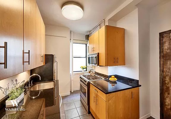 4th image of 151 W 74th St APT 3D