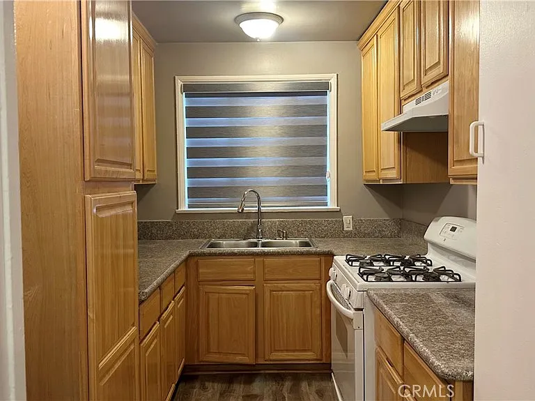 4304 W 5th St — Photo 4