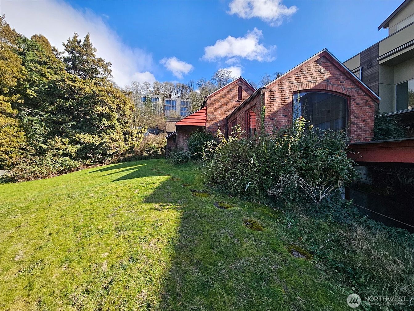 1st image of 1603 Lakeview Boulevard E