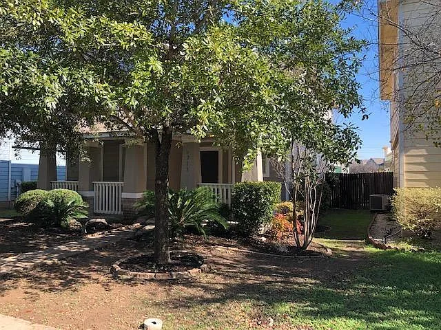 3 bed, 2.5 bath, 1346 sqft, $1,900 — Photo 2