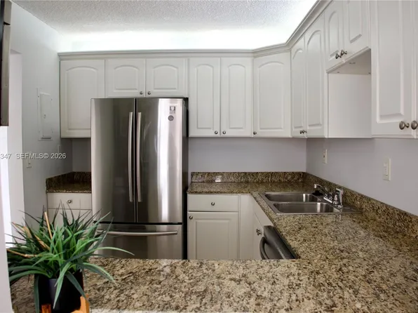 600 Parkview Dr, Hallandale, FL