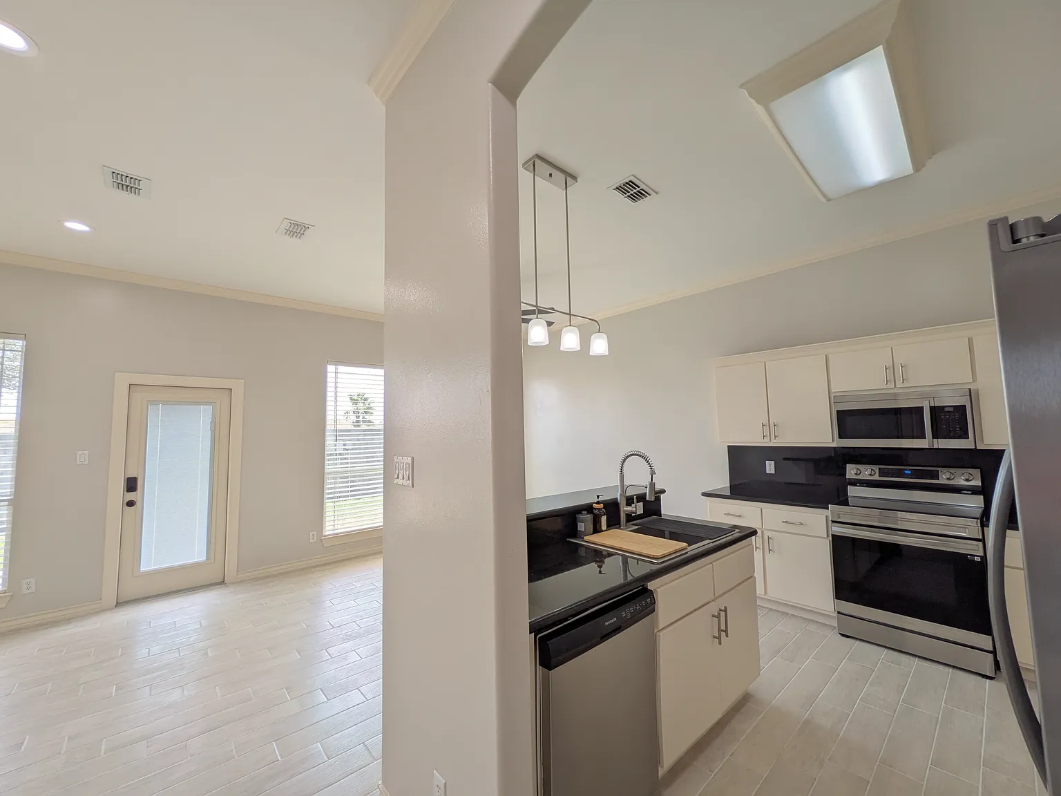 3 bed, 2.5 bath, 1380 sqft, $1,535 — Photo 3
