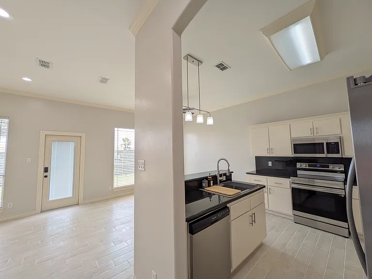 3432 Midtown Cir — Photo 4