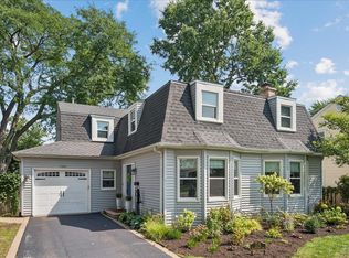1105 Blackthorn Ln, Northbrook, IL 60062