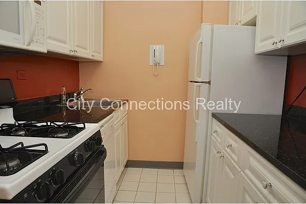 Rented by City Connections Realty | media 6