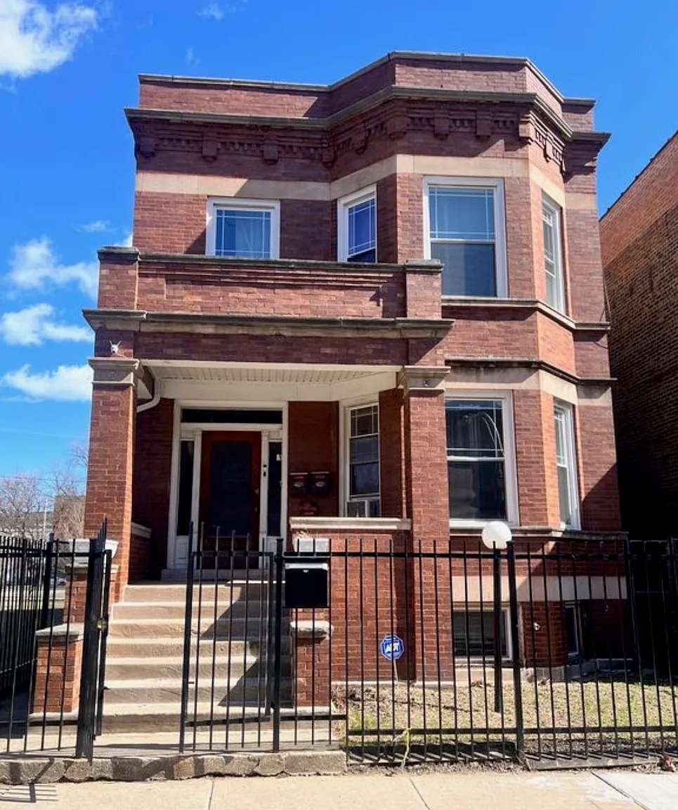 3 bed, 1400 sqft, $1,800 — Photo 1