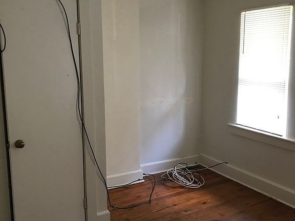 4th image of 42 Beech St