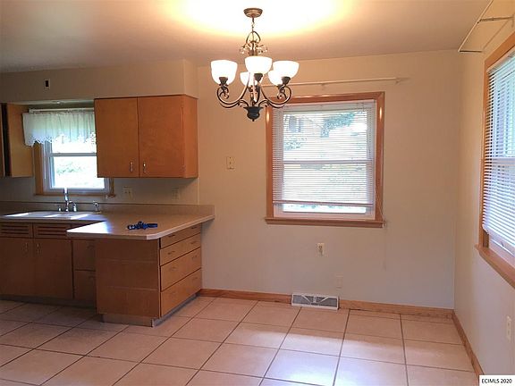 4th image of 1685 Glen Oak St