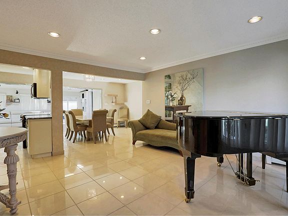 4th image of 581 Jerome Ct
