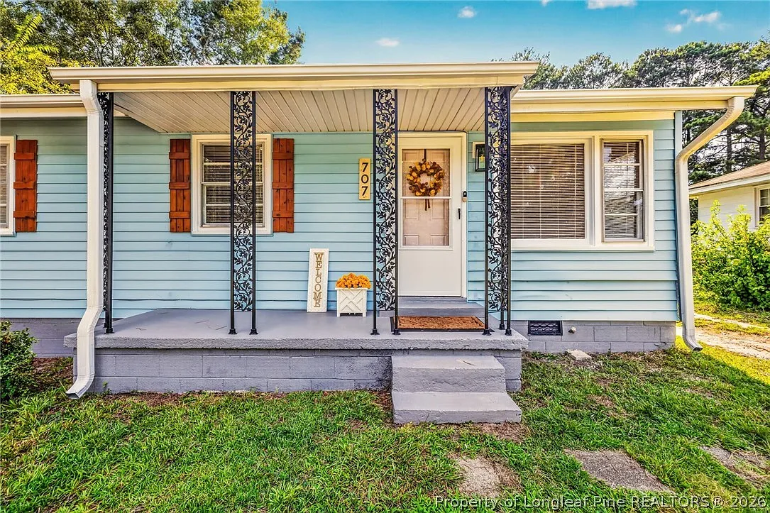 3 bed, 1.0 bath, 907 sqft, $1,300 — Photo 3