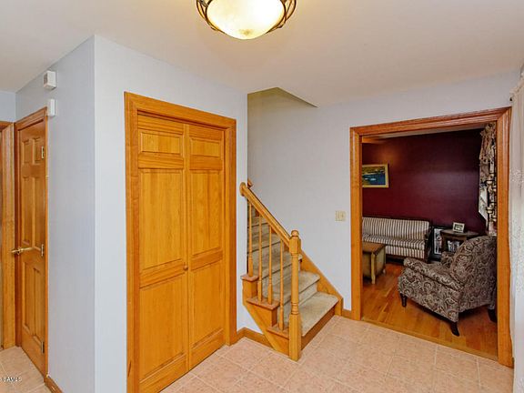 4th image of 6 Christie Ln