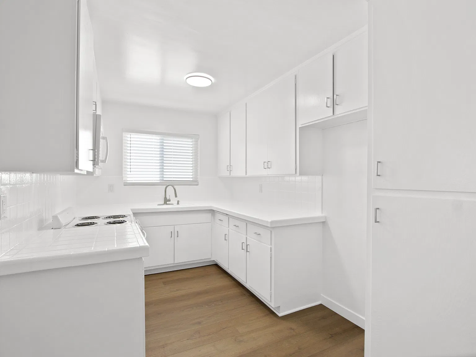 1 bed, 700 sqft, $2,300 — Photo 3