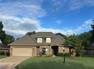 3383 N Southridge Dr, Fayetteville, AR 72703