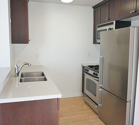 4th image of 7320 Hawthorn Ave APT 421