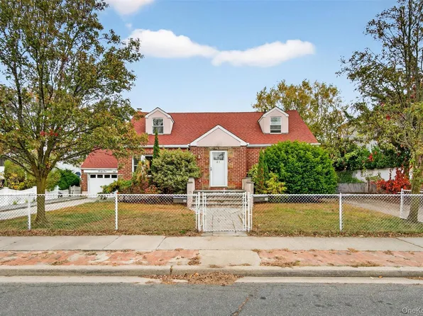 41 Ostend Rd, Island Park, NY 11558