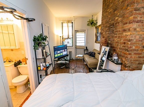 5th image of 704 Leonard St #11X