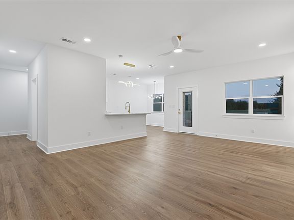 4th image of 130 Cedar Elm Rd