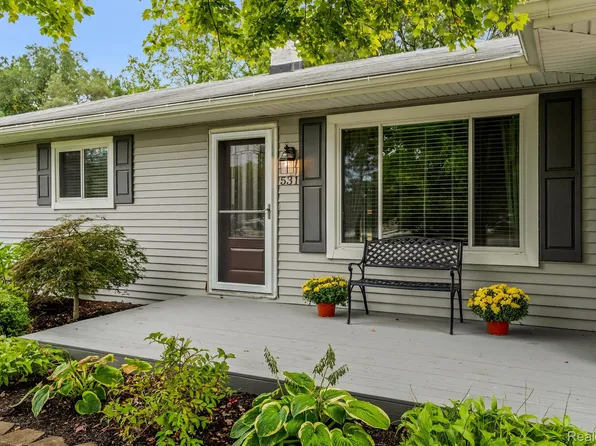 531 Pine Tree Rd, Lake Orion, MI 48362